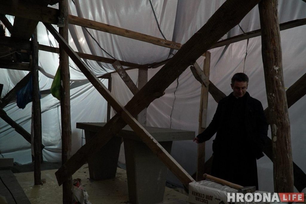 С нуля по старым фотографиям: в Гродно восстанавливают алтарь XVII века