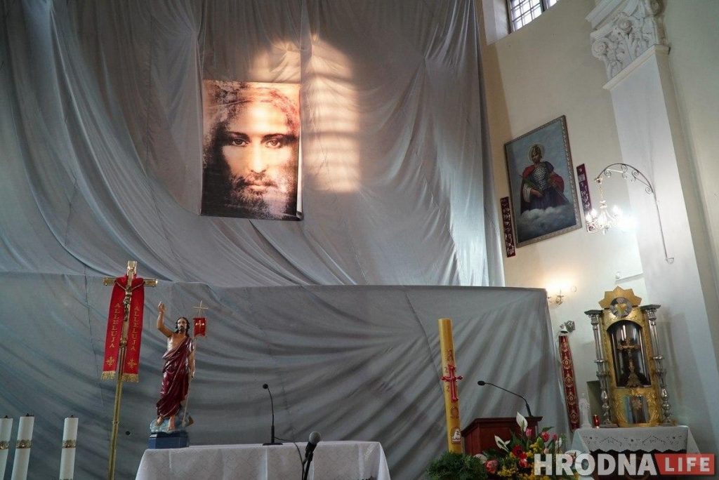 С нуля по старым фотографиям: в Гродно восстанавливают алтарь XVII века