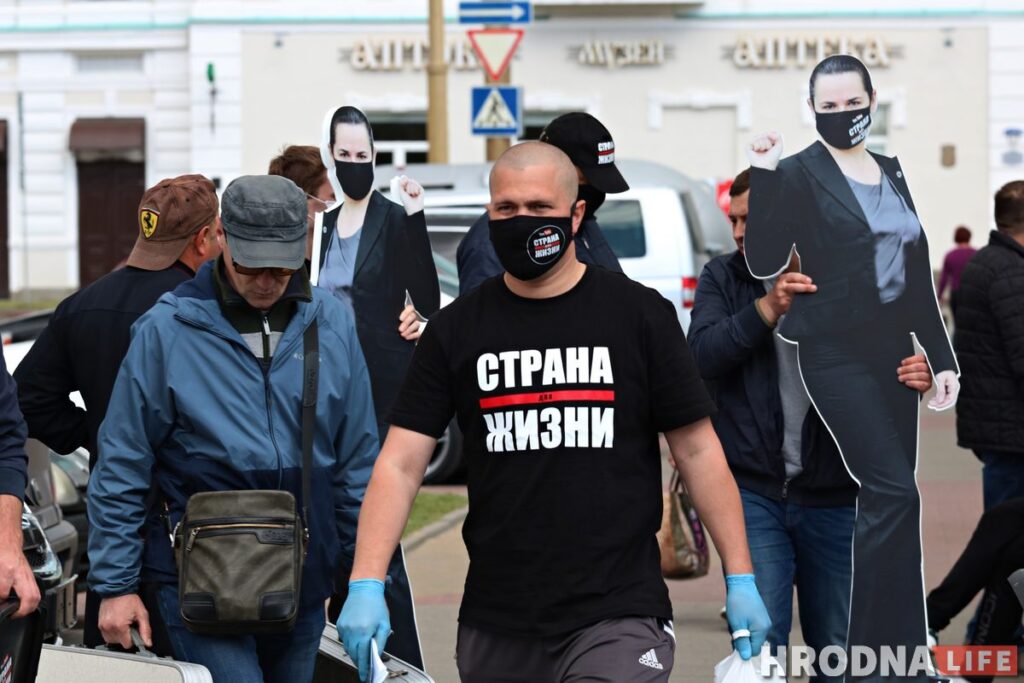 «Менш за 1000 подпісаў мы не збіралі». Гродна стаў першым горадам, куды прывезлі Святлану Ціханоўскую