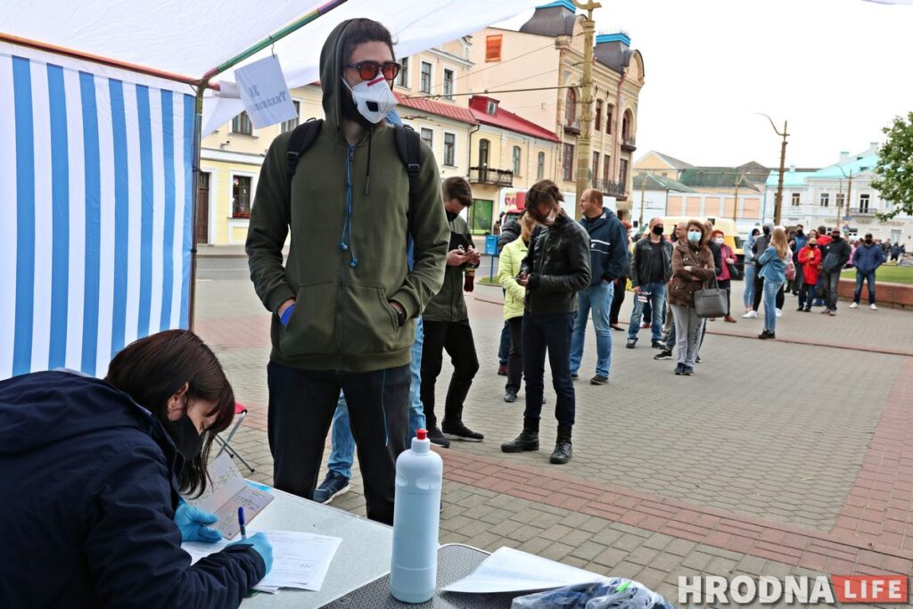 Гродненцы приходят подписаться за Тихановскую, несмотря на задержания