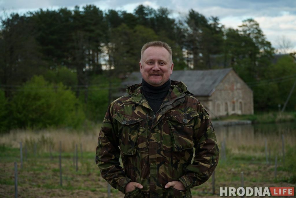 Злавіў хайп і стаў фермерам. Праграміст з Гродна закопвае грэчку ў зямлю і вырошчвае ягады годжы