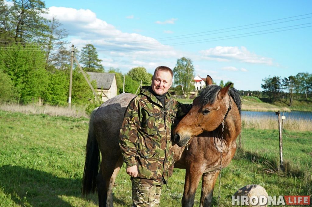 Злавіў хайп і стаў фермерам. Праграміст з Гродна закопвае грэчку ў зямлю і вырошчвае ягады годжы