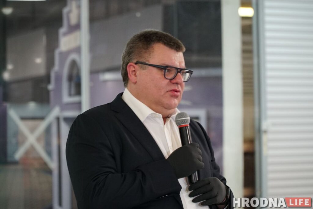 “Не идти на выборы – проголосовать за власть”. Виктор Бабарико собрал на встрече 250 гродненцев