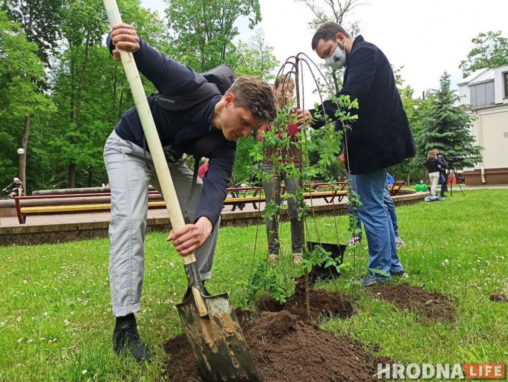 В Гродно убирать мусор после зимы будут три месяца. Власти просят горожан о помощи