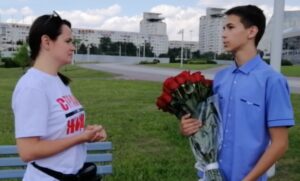 Тот самый выпускник, который высказался на линейке в Минске, подарил Тихановской 51 розу. И решил не поступать в университет