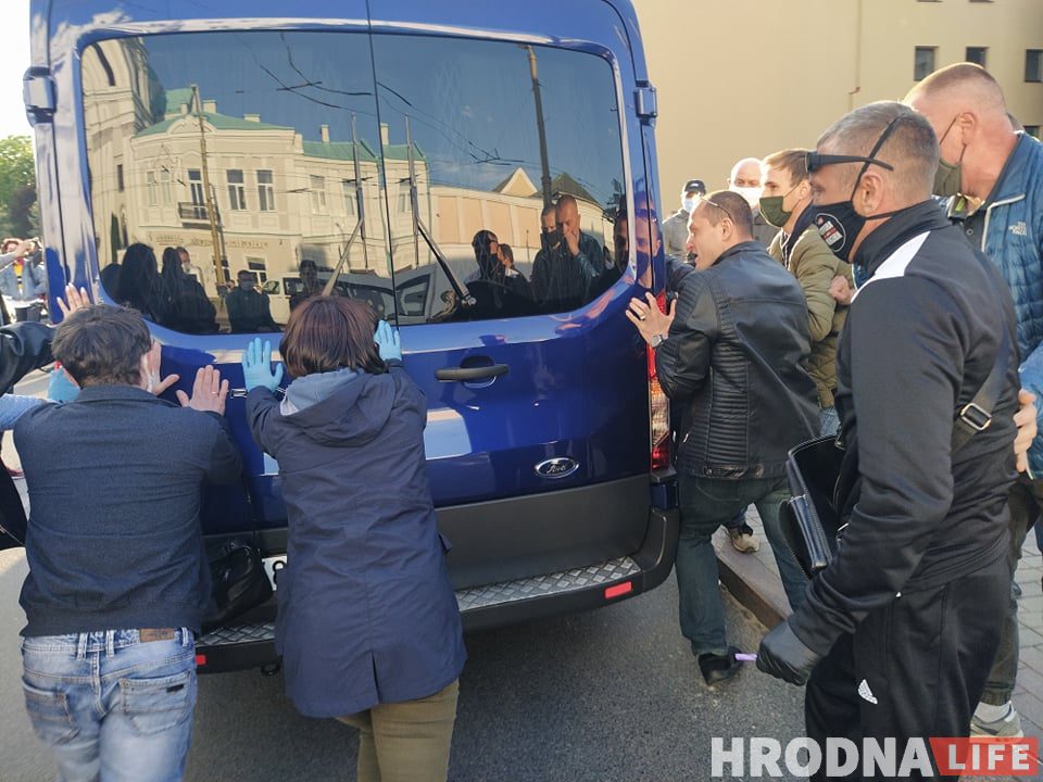 «Даже самый глупый из милиционеров не хочет быть злодеем». Дмитрий Навоша, — о том, почему именно сейчас важно говорить про беспредел в Беларуси