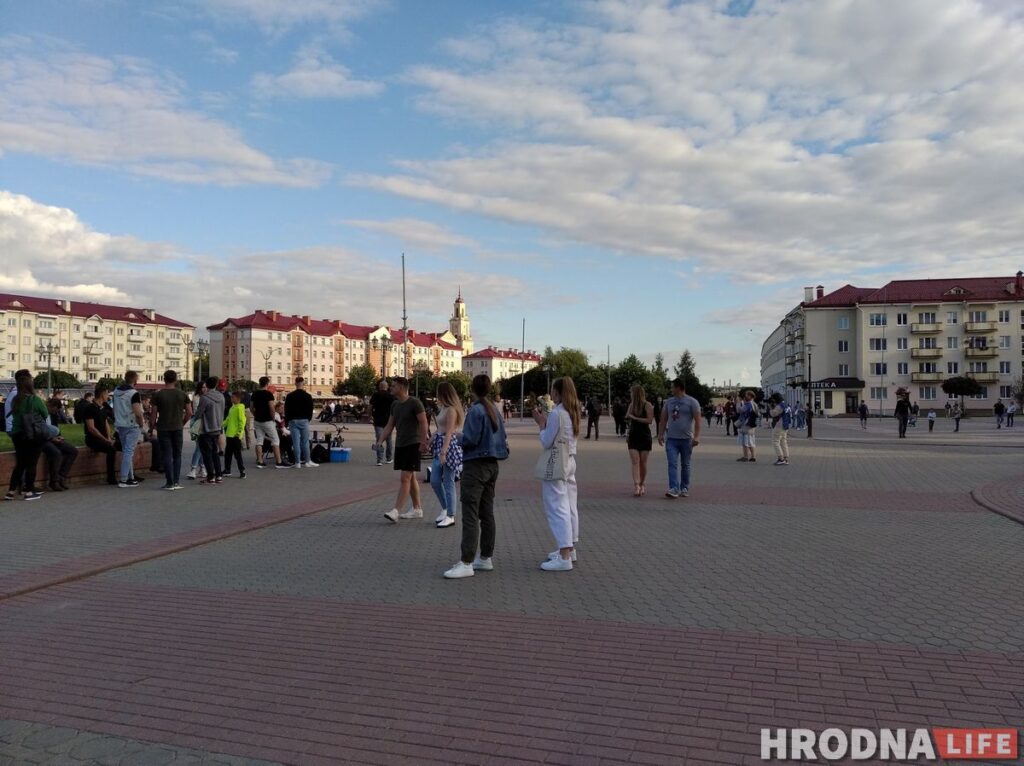 Гродненцы и ОМОН вышли на Советскую после регистрации кандидатов в президенты