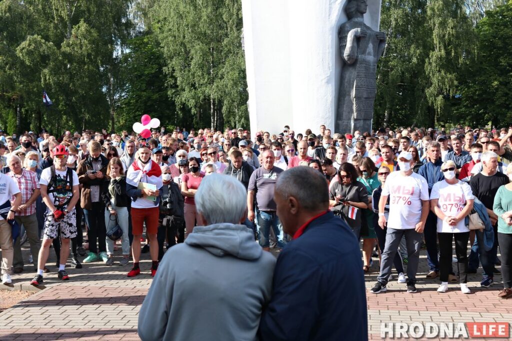 "Выхавала дзяцей і патрыёта Ціханоўскага". Першы пікет за Святлану Ціханоўскую ў Гродне сабраў 1500 чалавек