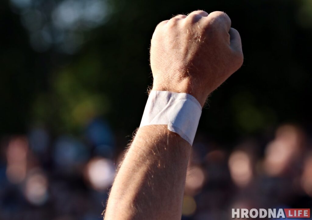 "Выхавала дзяцей і патрыёта Ціханоўскага". Першы пікет за Святлану Ціханоўскую ў Гродне сабраў 1500 чалавек