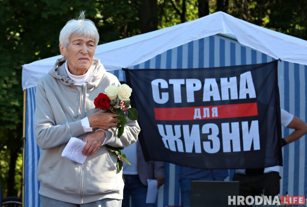 ФОТО: в Гродно прошел первый агитационный пикет за Тихановскую