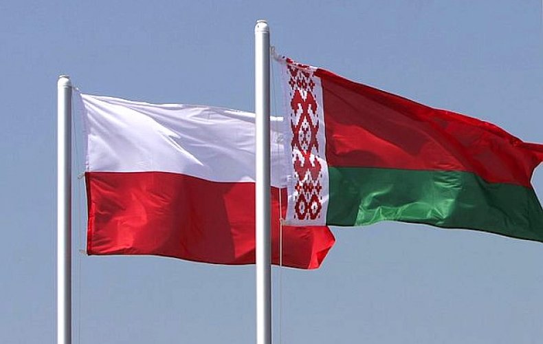 польский флаг и белорусский флаг