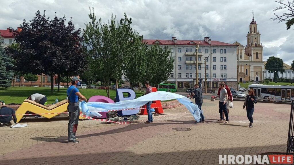 В центре Гродно устанавливают арт-объект «МОВА»