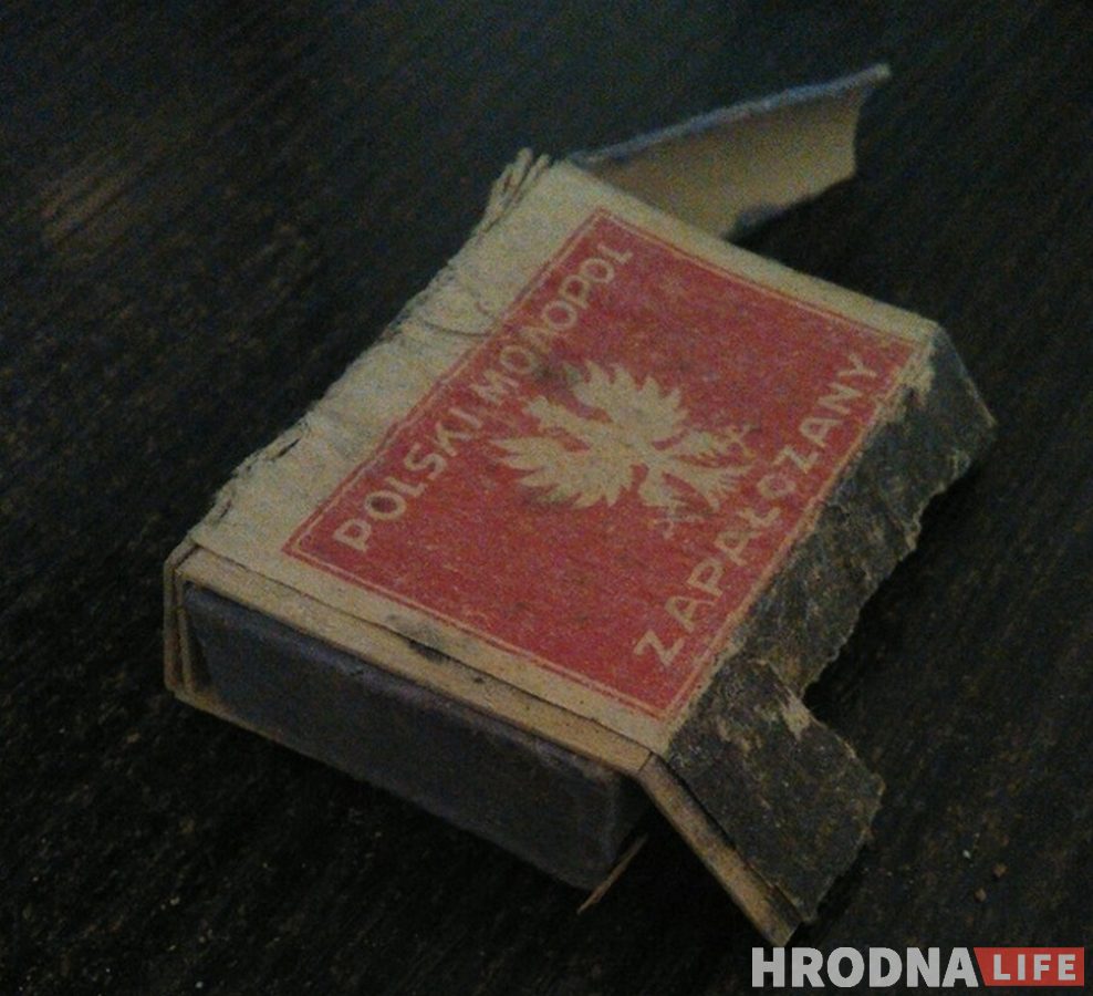 Таблічкі, бутэлька і запалкі. Глядзіце, што знаходзяць на даху найстарэйшай школы горада