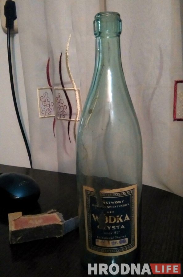 Таблічкі, бутэлька і запалкі. Глядзіце, што знаходзяць на даху найстарэйшай школы горада