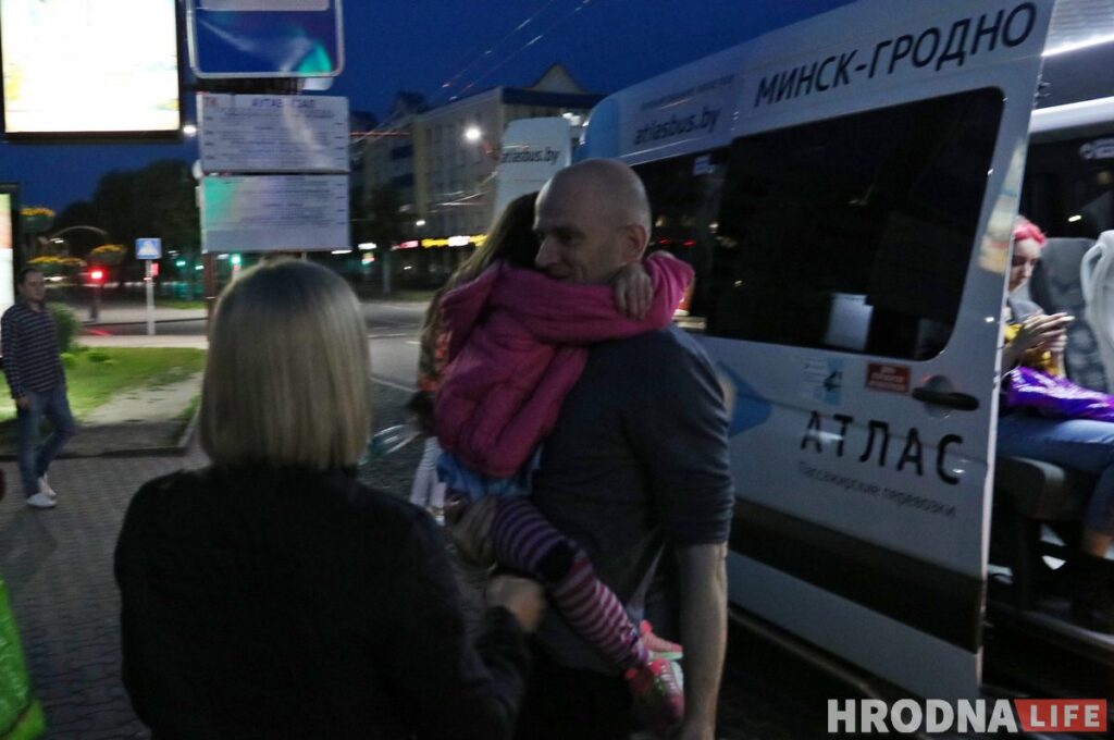 «Ішоў па торт - прыйшоў на Валадарскага». Палітвязні з Гродна вярнуліся дадому