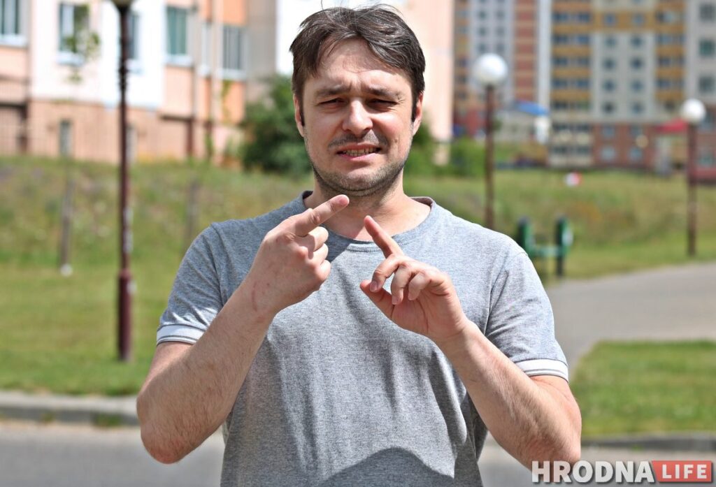 Рассказывает жестами: гродненский блогер снимает видео для неслышащих и мечтает о собственном фильме