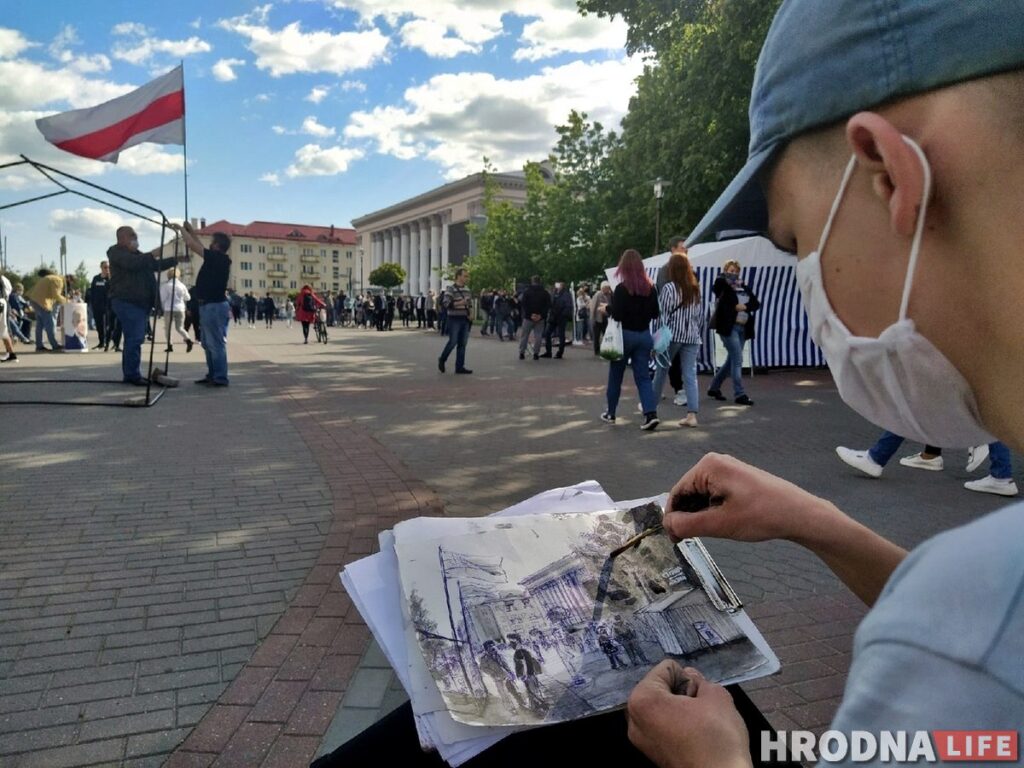 «Эта несправедливая ситуация заставила меня рисовать». Художник из Гродно, — о протестных открытках и портрете Тихановской