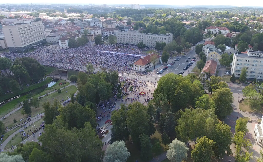 "У нас няма іншага шляху, мы павінны дайсці да перамогі". Гродзенцы прайшлі па горадзе з велізарным сцягам