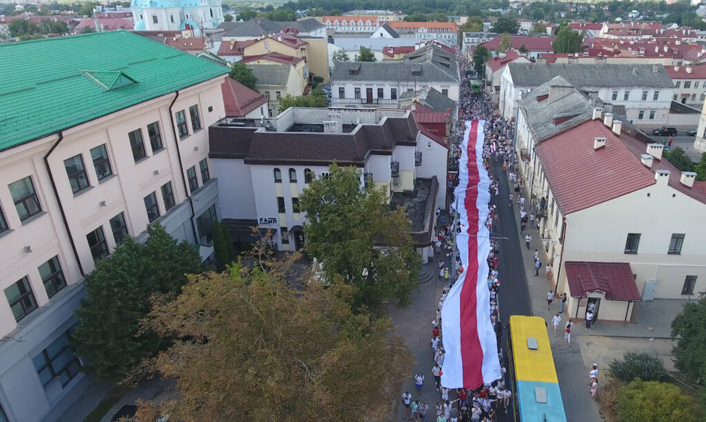 "У нас няма іншага шляху, мы павінны дайсці да перамогі". Гродзенцы прайшлі па горадзе з велізарным сцягам