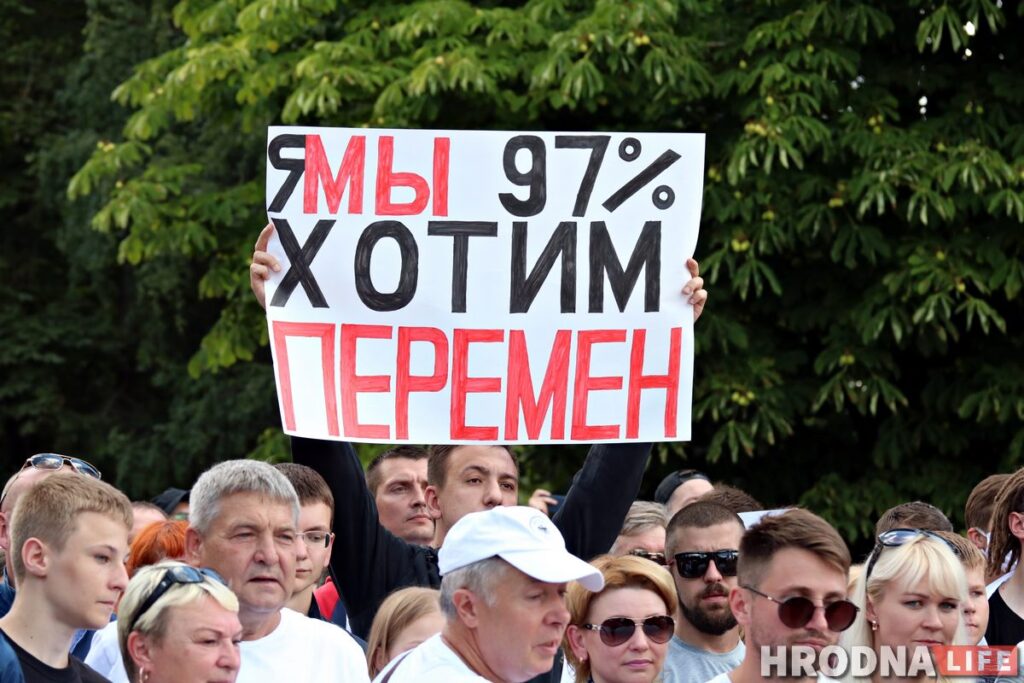 "Табакеркамі" прыцягваць турыстаў?" На пікеце Ціханоўскай штаб выказаўся пра рэстаўрацыю Старога замка і вырубку дрэў
