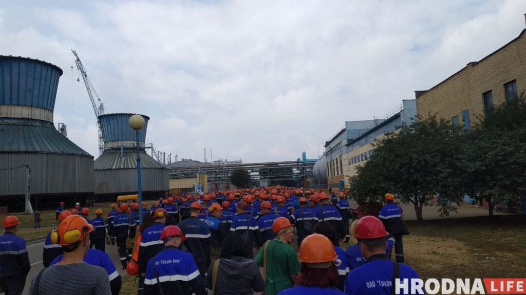 На “Гродно Азот” собираются останавливать цеха: 1000 рабочих собралось на территории предприятия