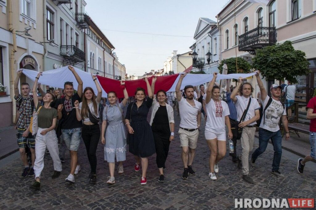 70-метровый бело-красно-белый флаг вывесили на Старом мосту Гродно