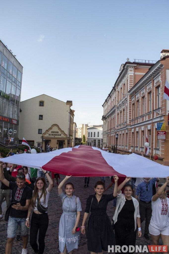70-метровый бело-красно-белый флаг вывесили на Старом мосту Гродно