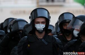 Во время протестов ОМОНовец напал на таксиста в Гродно и пострадал. Избитого гродненца могут посадить