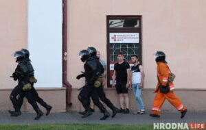 «Пришлось удалить глаз», «бросали головой вниз», «на спине табличка в крестики-нолики». Медики из Гродно — о травмах пострадавших от ОМОНа