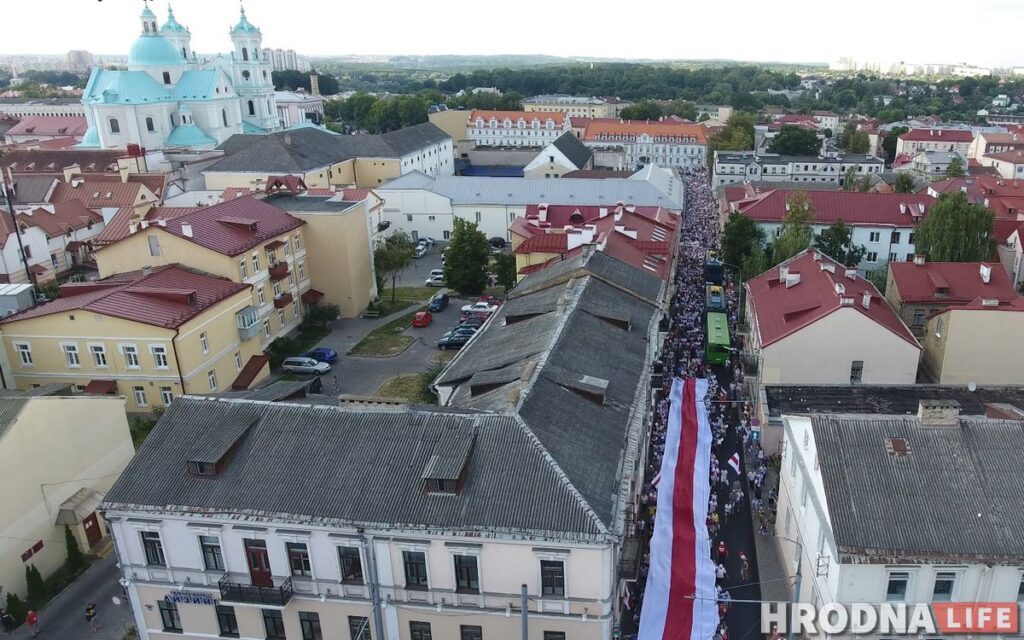 "У нас няма іншага шляху, мы павінны дайсці да перамогі". Гродзенцы прайшлі па горадзе з велізарным сцягам