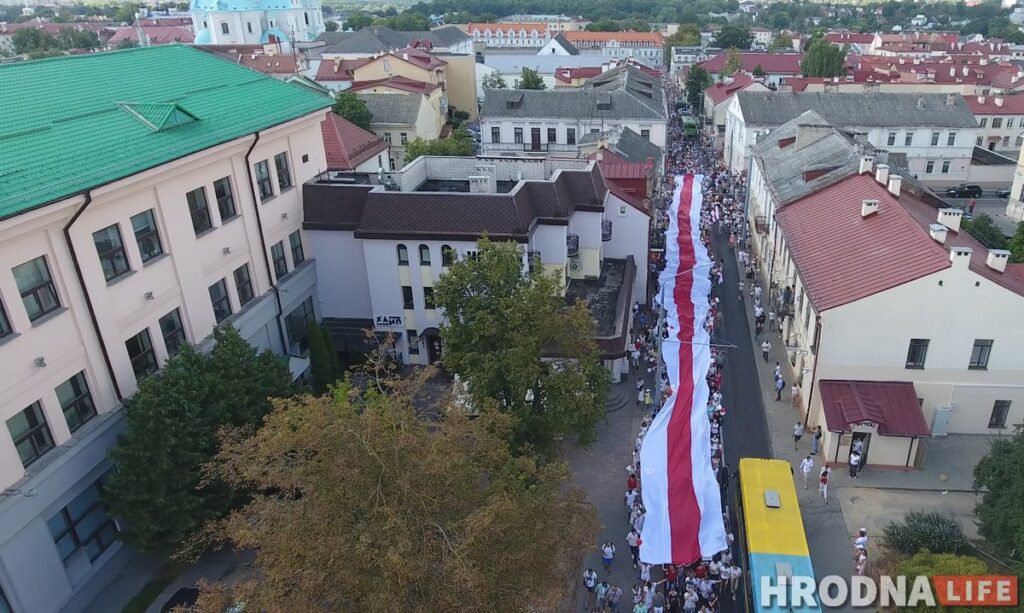"У нас няма іншага шляху, мы павінны дайсці да перамогі". Гродзенцы прайшлі па горадзе з велізарным сцягам
