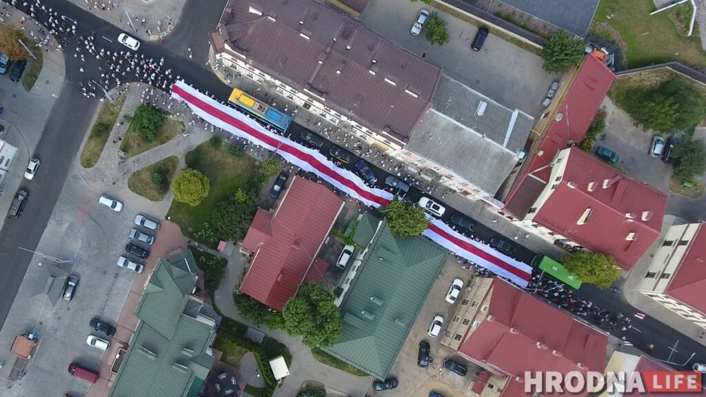"У нас няма іншага шляху, мы павінны дайсці да перамогі". Гродзенцы прайшлі па горадзе з велізарным сцягам