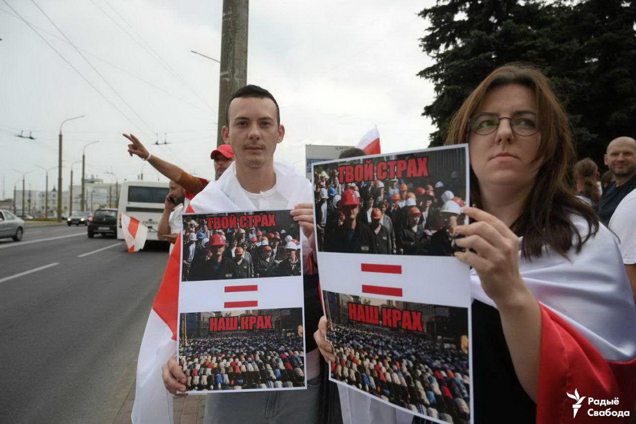 Люди пришли поддержать "табачку" в Гродно. Милиция: это несанкционированная акция