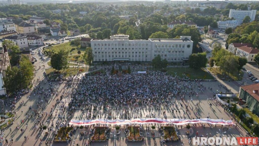 Встречи с мэром, акции солидарности и гигантский флаг: протесты и забастовки в Гродно