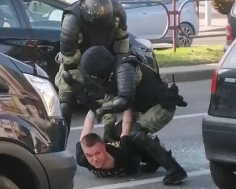 За колу, малітву і косплей. Дзіўныя затрыманні 2020 года ў Гродне і вобласці