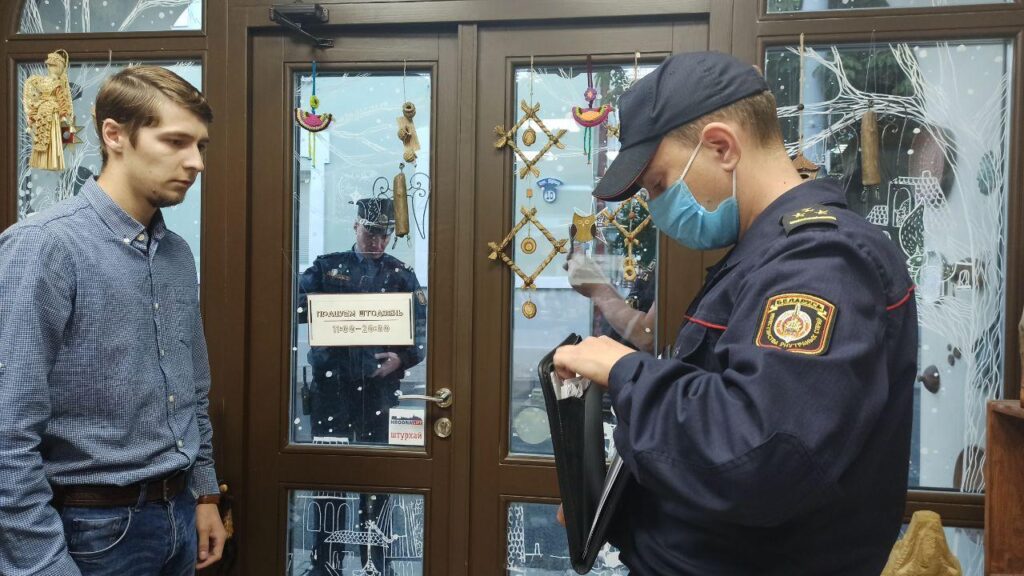 Флаг из «Цудоўні» изъяли второй раз за день. Милиция отреагировала на "жалобы граждан"