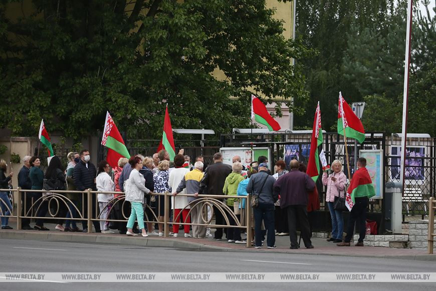 Ветераны Гродно пришли к  польскому консульству заявить об иностранном вмешательстве