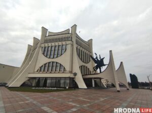 Двоих режиссеров гродненского драмтеатра уволили по статье. Ранее они объявили забастовку
