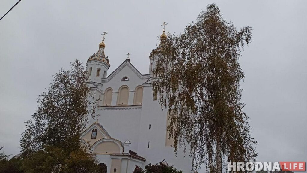 Путешествие под зонтом:  Новогрудский замок, Мурованка Хрептовичей и музей под открытым небом – за 1 день и 280 километров