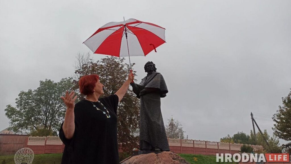 Путешествие под зонтом:  Новогрудский замок, Мурованка Хрептовичей и музей под открытым небом – за 1 день и 280 километров