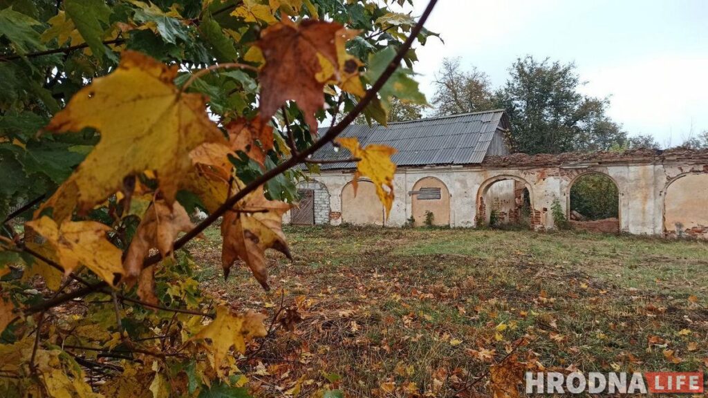 Путешествие под зонтом:  Новогрудский замок, Мурованка Хрептовичей и музей под открытым небом – за 1 день и 280 километров