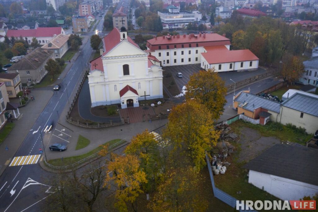Путешествие под зонтом:  Новогрудский замок, Мурованка Хрептовичей и музей под открытым небом – за 1 день и 280 километров