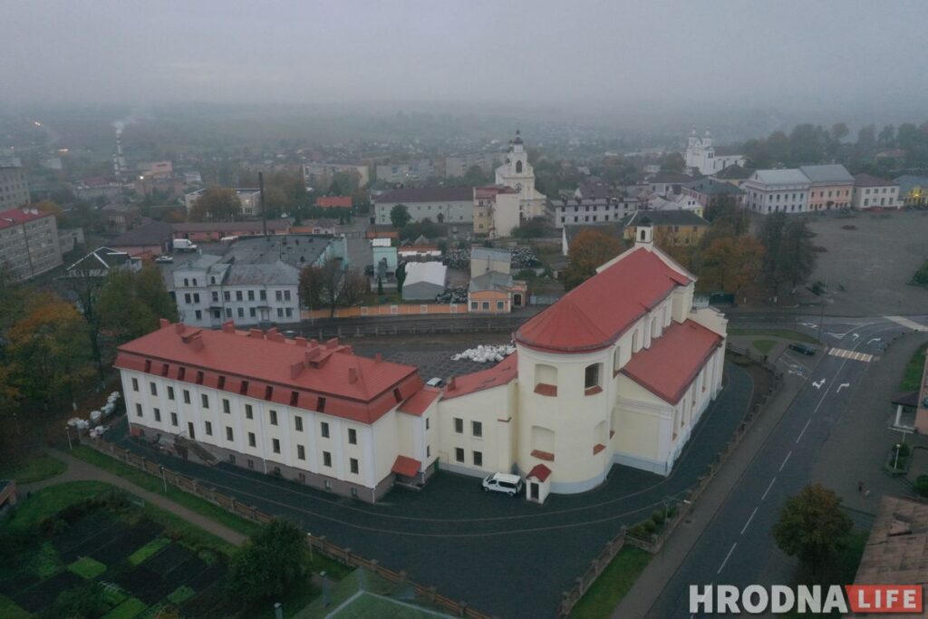 Путешествие под зонтом:  Новогрудский замок, Мурованка Хрептовичей и музей под открытым небом – за 1 день и 280 километров