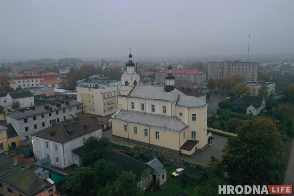 Путешествие под зонтом:  Новогрудский замок, Мурованка Хрептовичей и музей под открытым небом – за 1 день и 280 километров