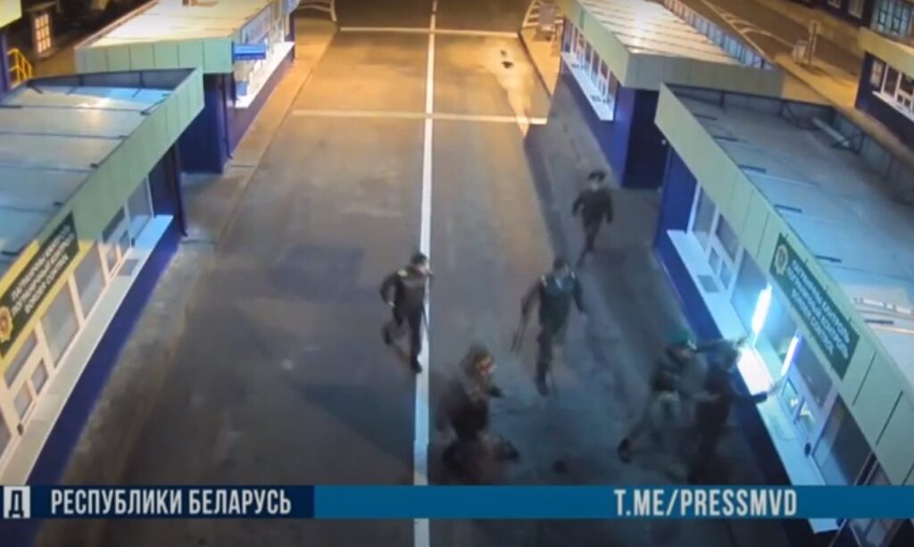 МВД: В Гродно водитель сбил и провез на капоте милиционера. Возбудили уголовное дело