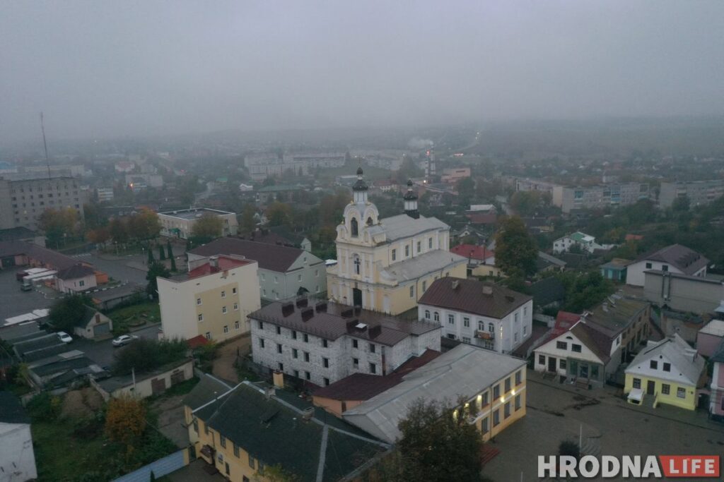 Путешествие под зонтом:  Новогрудский замок, Мурованка Хрептовичей и музей под открытым небом – за 1 день и 280 километров