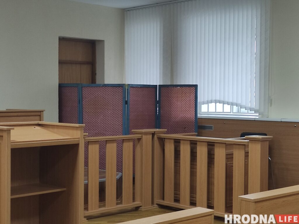 “Было неприятно перед коллегами”. 63-летнего гродненца начали судить за пинок в бедро милиционеру