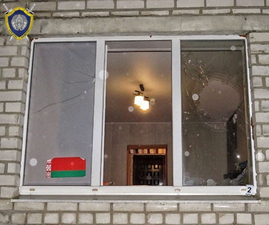 В Лиде возбудили уголовное дело за разбитое окно с флагом
