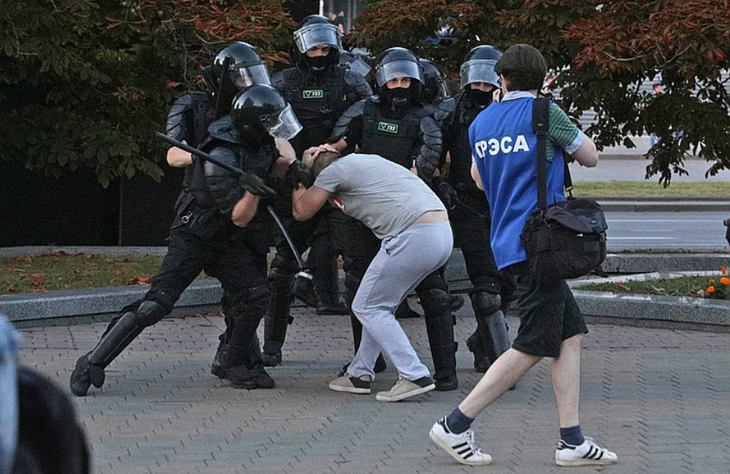 Лукашэнка: «Партрэтаў Лукашэнка пад бчб-сцягамі не было. Мы прыбярэм гэтую фашысцкую сімволіку»