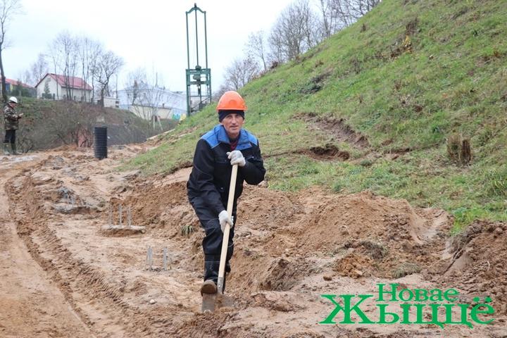 Замкавую гару ў Навагрудку ратуюць ад апоўзня. Што адбываецца з рэканструкцыяй замка